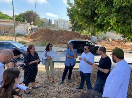 لجنة الدفاع عن المسكن في يافا تطرح القضية أمام وفد دبلوماسي من عدة دول أوروبية 